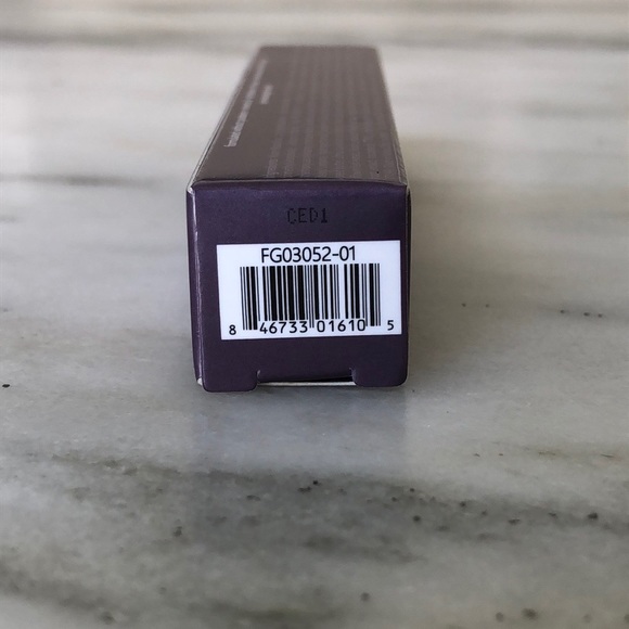 BNIB tarte Shape Tape Concealer in Medium - Picture 7 of 7